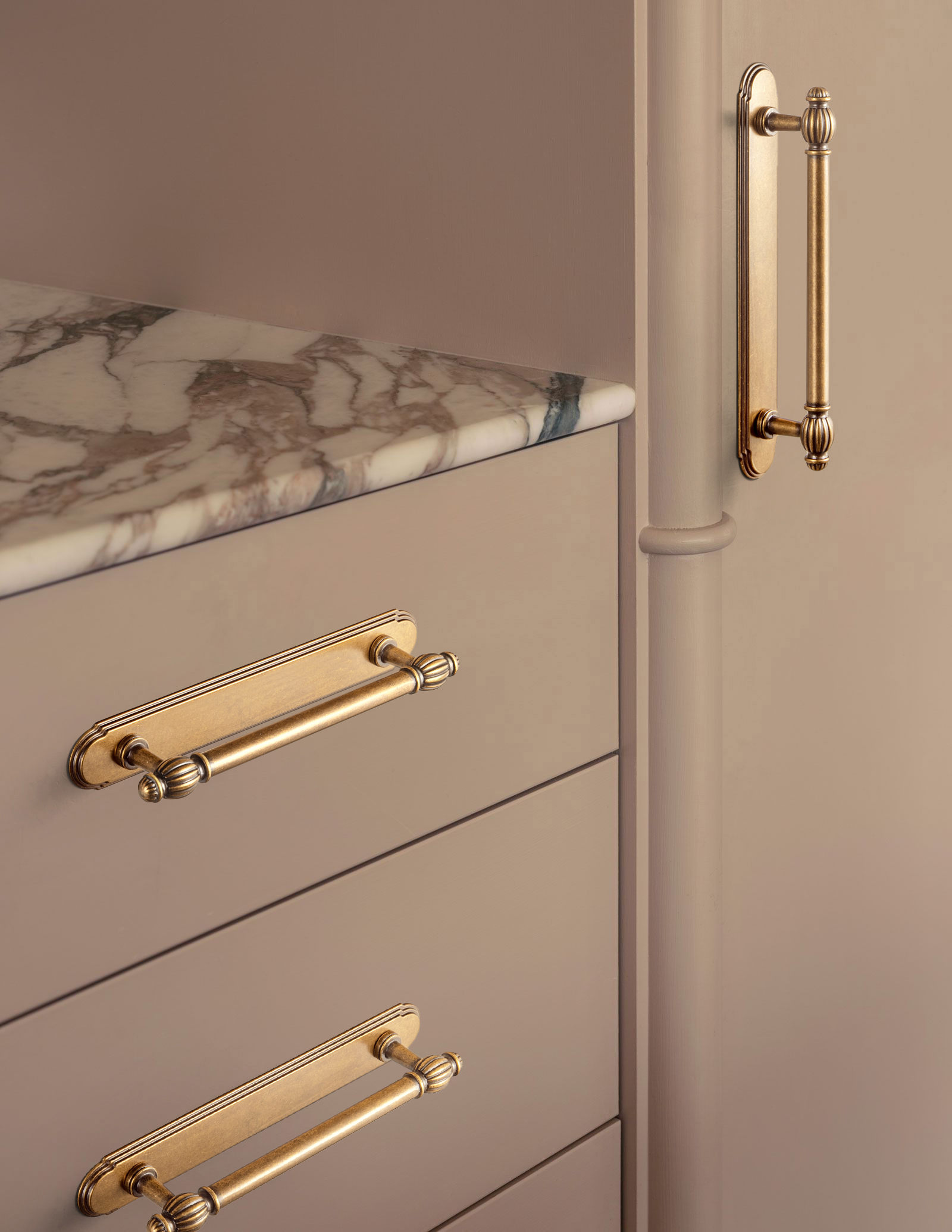 Goo-Ki Antique Brass Cabinet D - Furniture Hardware With Backplate recensione e prezzo
