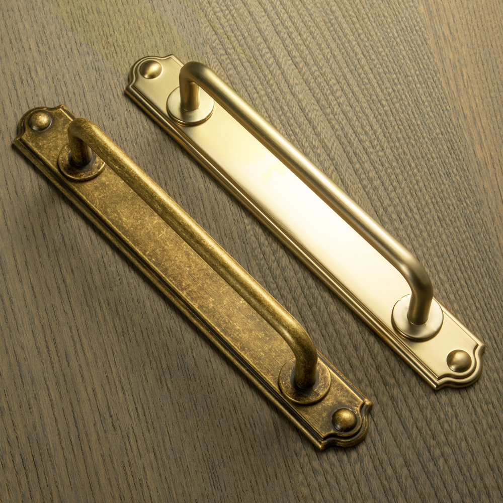 Goo-Ki Antique Brass Cabinet K - Furniture Hardware With Backplate recensione e prezzo